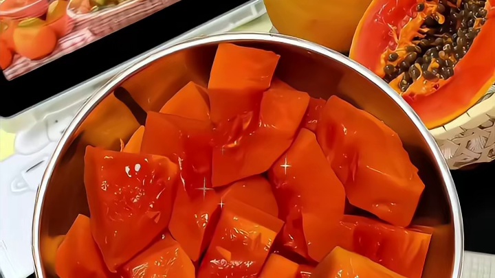 红心牛奶木瓜！！新鲜甜蜜的红心牛奶木瓜圆润饱满，轻轻剥开果肉红到像自带滤镜咬下去清甜如蜜还超水润，