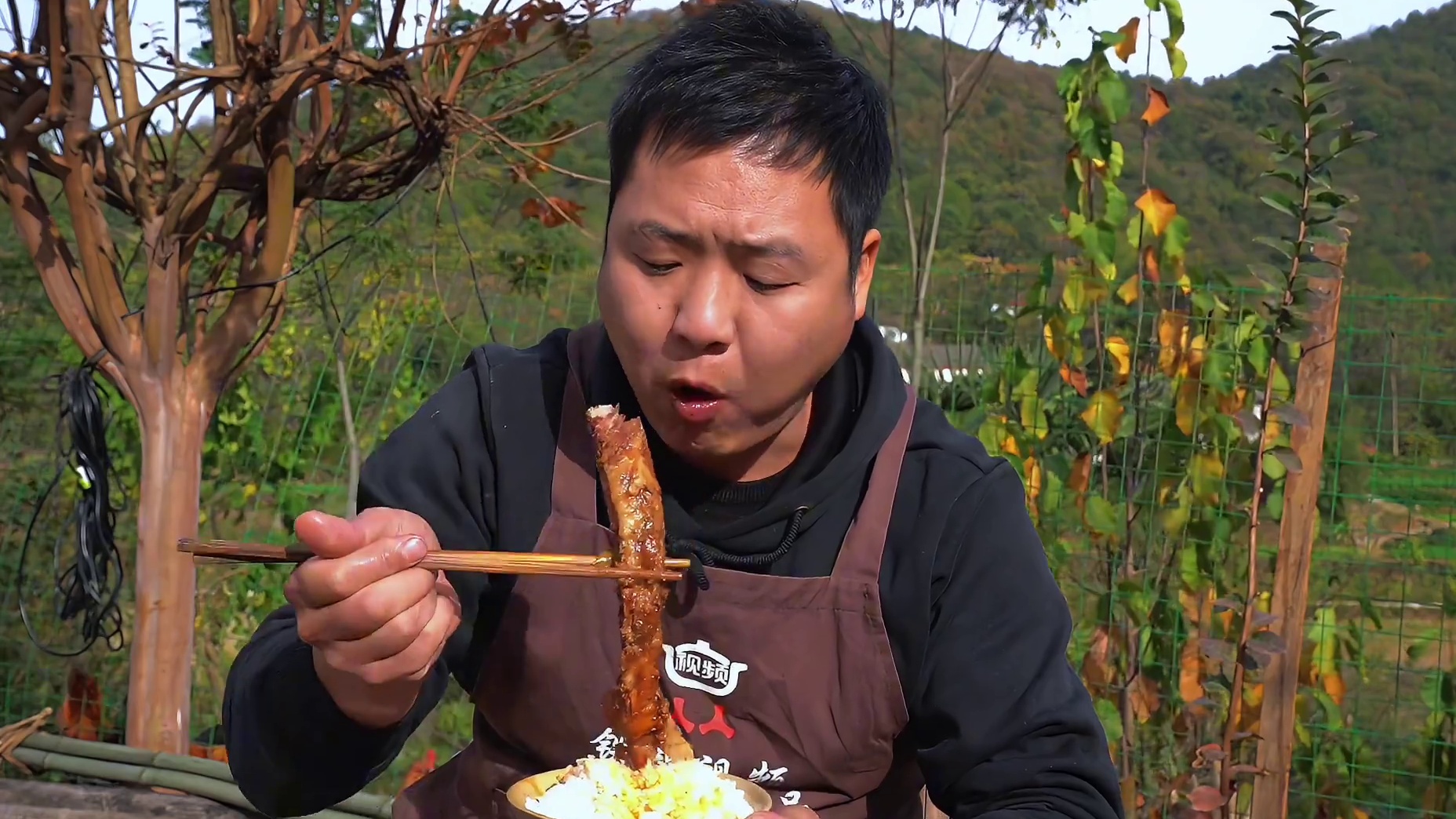 整块排骨整根烧了吃，拌米饭大哥吃爽了！