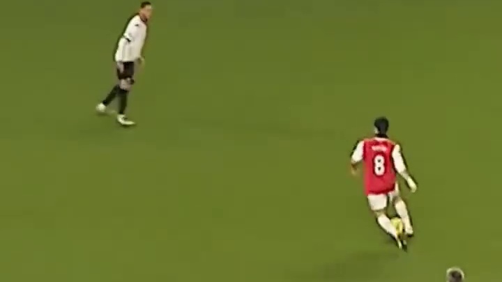 并肩半场，全是心眼没实踢。