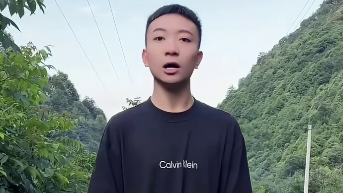 小哈哈真男人，不忘初心回家帮助老乡