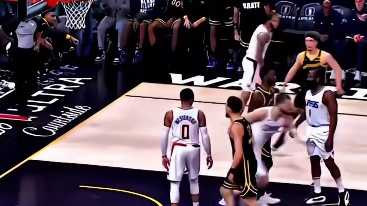 库里想和汤普森击掌安慰其没事的 却被无视了