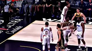 庫里想和湯普森擊掌安慰其沒事的 卻被無視了