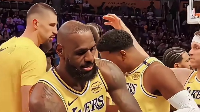 节目还挺多，老詹赛前的仪式感真是拉满了