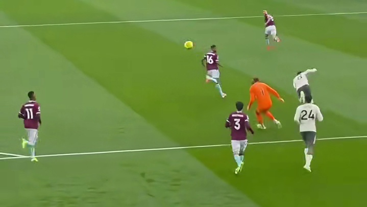 恩佐被队友踢到的这一下可不轻啊