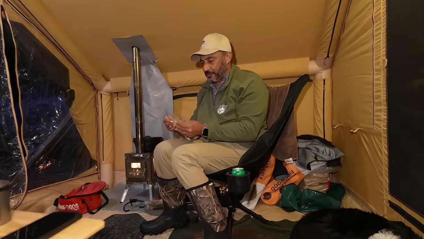 山中暴雪天露营，搭建帐篷，和狗子一起享受户外