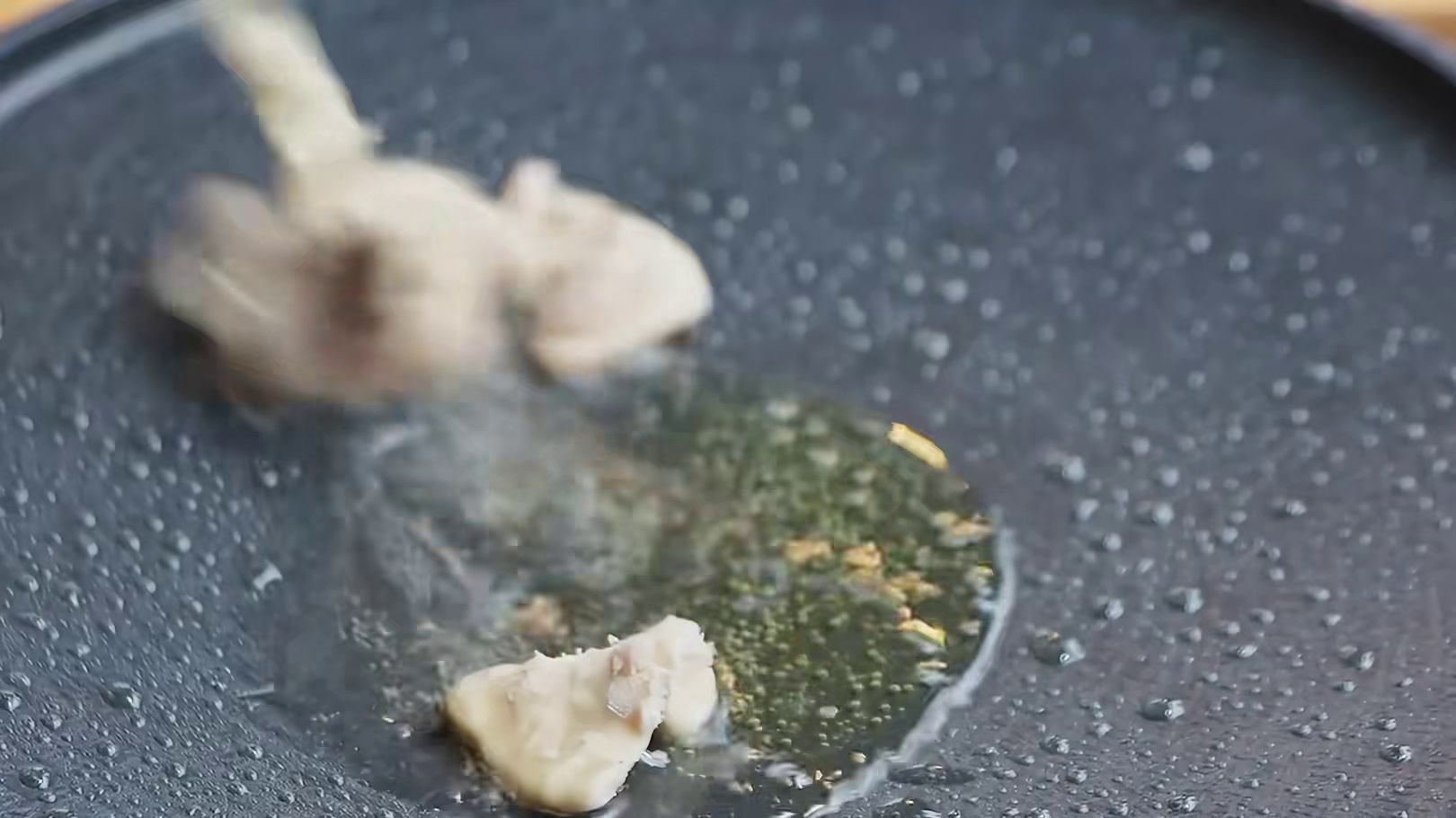 暴雨天在山中搭建帐篷，帐篷车享受户外雨天，和狗子野外露营