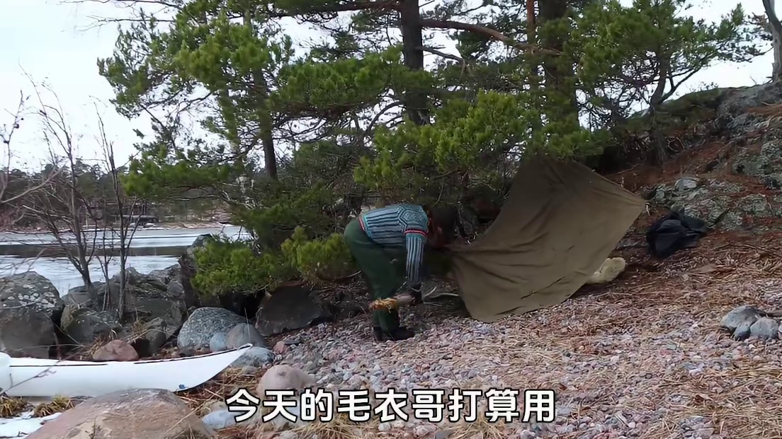 毛衣哥再次划船来到荒野地带搭建庇护所，接下来体验几天露营  (1)