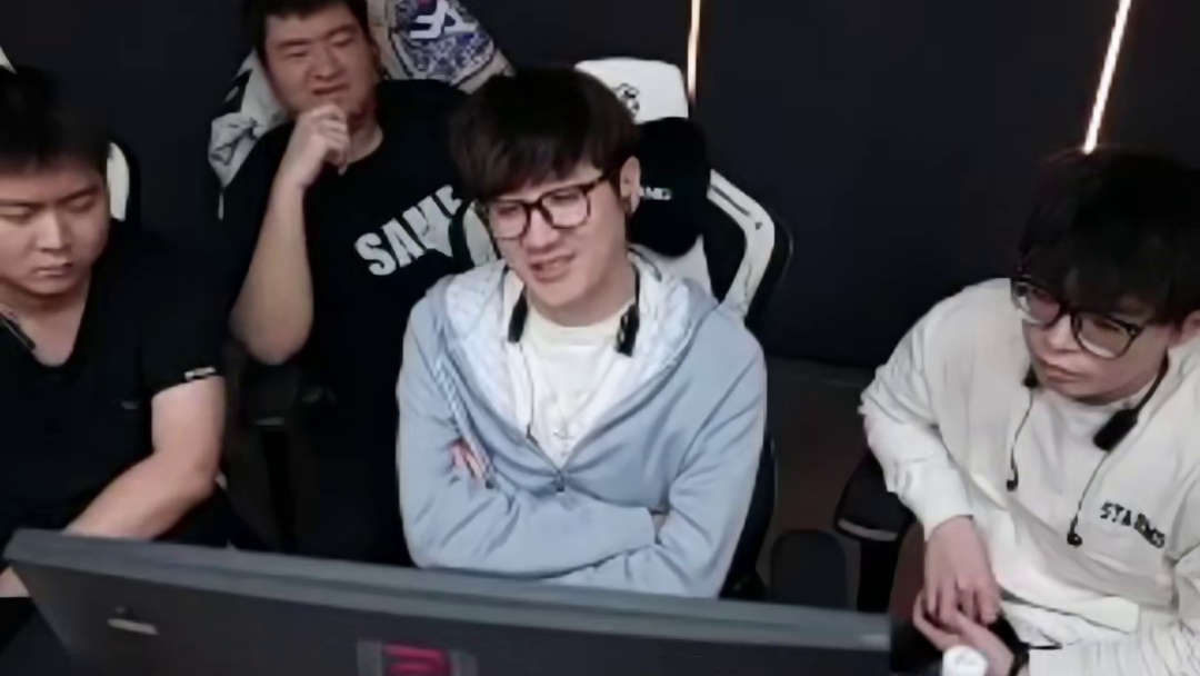 非职业选手对阵职业战队也有高光 这三枪给CF职业冠军有点打蒙了。#2025CF百城联赛 #2025C