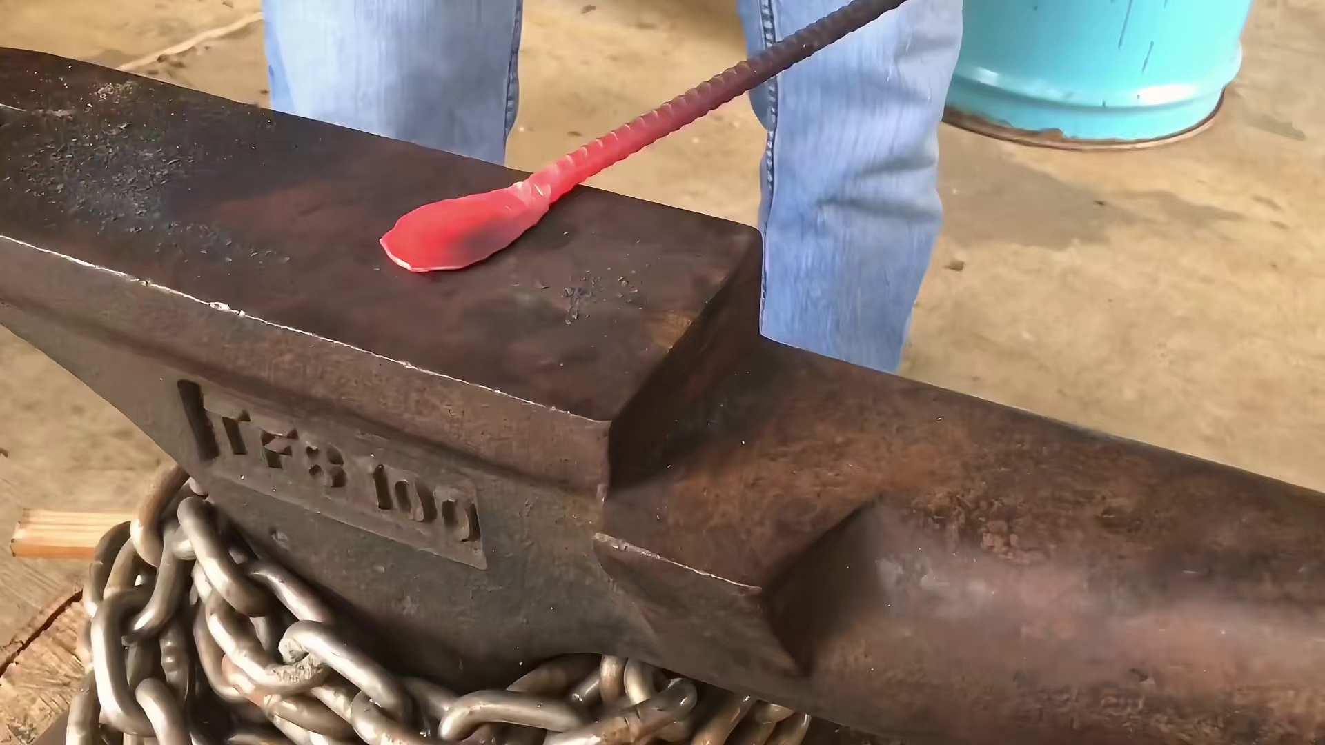 废铁逆袭！看一堆生锈螺栓如何千锤百炼，化身传世宝刀。这解压程度我能看一天！每一帧都是享受。