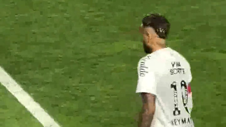 请看 内马尔在单刀进球前的无球跑位