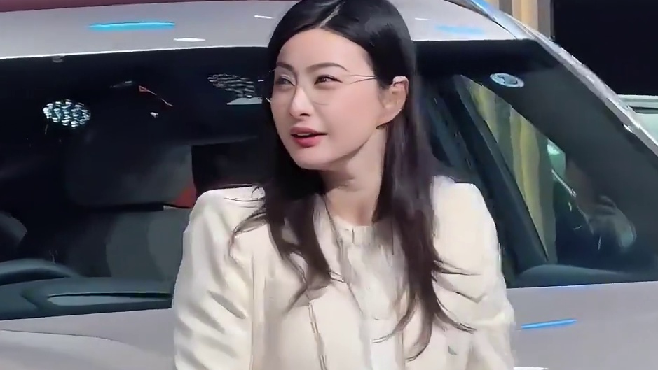 为何郭晶晶一脸“凤凰相”？看到她弯腰握手的处世之道，“相由心生”具象化了