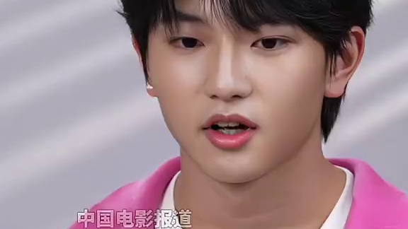 回忆自己第一次面对镜头表演的时刻，他没有特别的恐惧，因为平