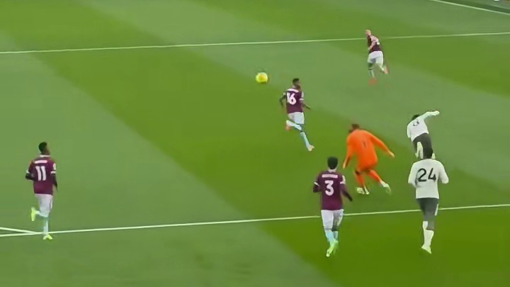 天啊！恩佐被队友踢中的那一脚力度超大，这冲击力绝对不轻！