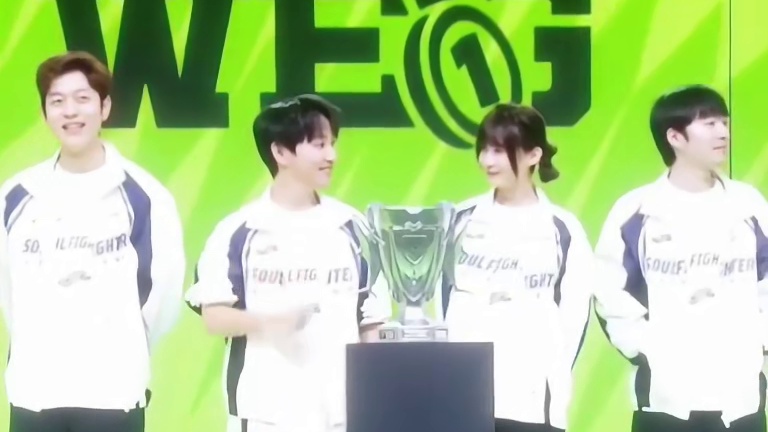 这一次xiye和瞳夕终于不装了，夺冠现场直接开始甜蜜互动！”