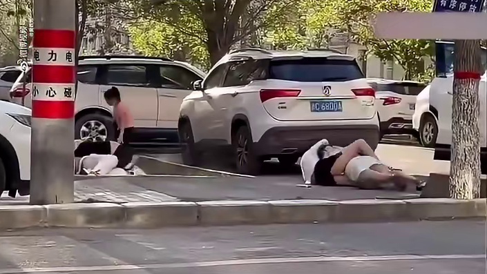 疑似父母之间打架，全然不顾任何形象和素质，小女孩很无助