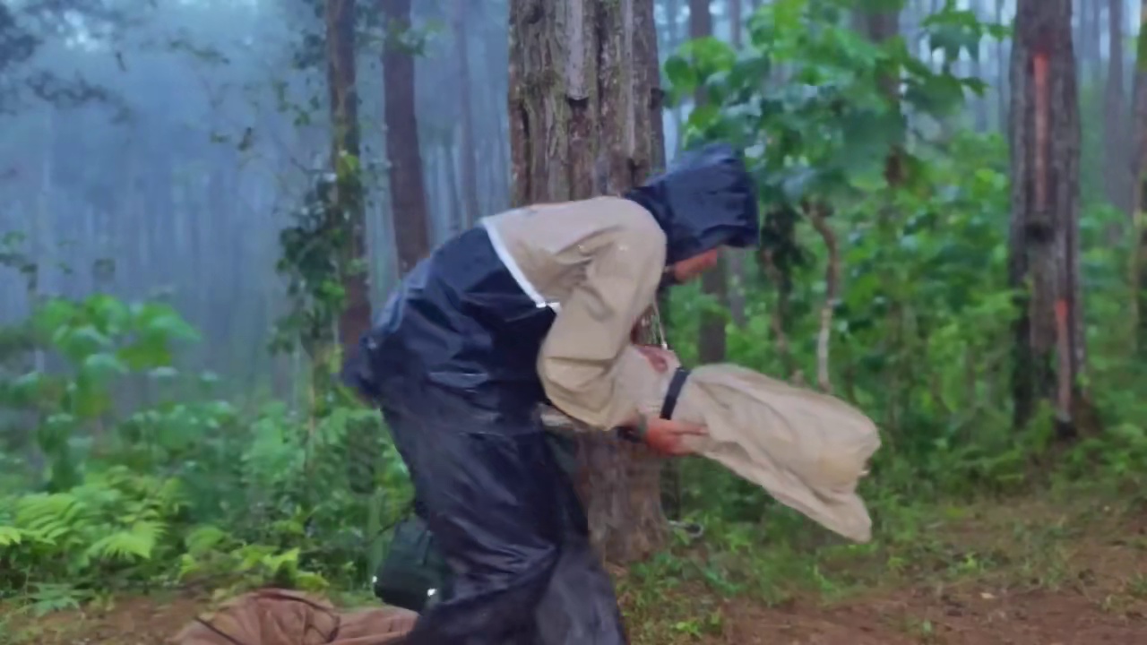 暴雨露营！在暴雨和雷电中艰难地搭帐篷️