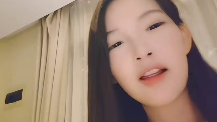 为了点b流量和流水把粉丝们抛在一边和下头男亲亲抱抱甚至搞huang瑟直播