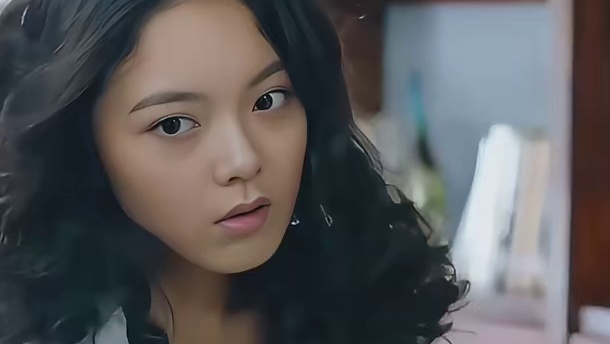 女生：看什么，扛着机车追啊