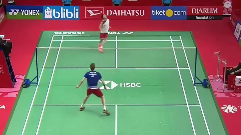 19年的桃田，打得安塞龙连滚带爬，更是打出4分惨案