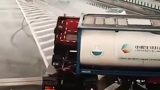 小车高速上掉头，结果意想不到