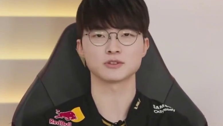 Gumayusi离开T1后首播，表示看离队视频哭了：离开T1不是因为那些恶评，换队也不会让那些讨厌我的人消失！