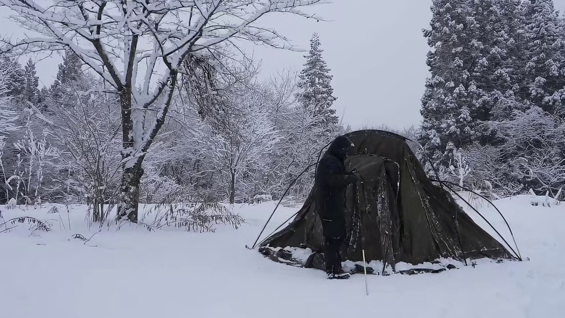 男人驱车踏入荒野极寒之地露营，并在晚上大展厨艺  (1)