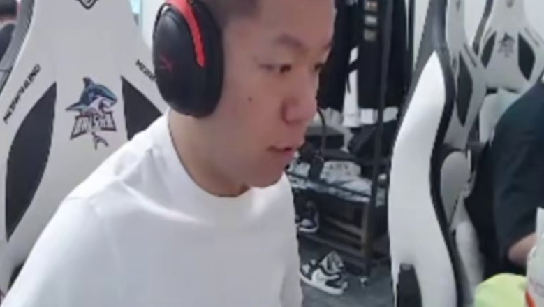 世界冠军念旧的黑色城镇教学，让你受益匪浅！ 念旧告诉你在没有幻神的情况下，如何用大炮中路对狙，打出更