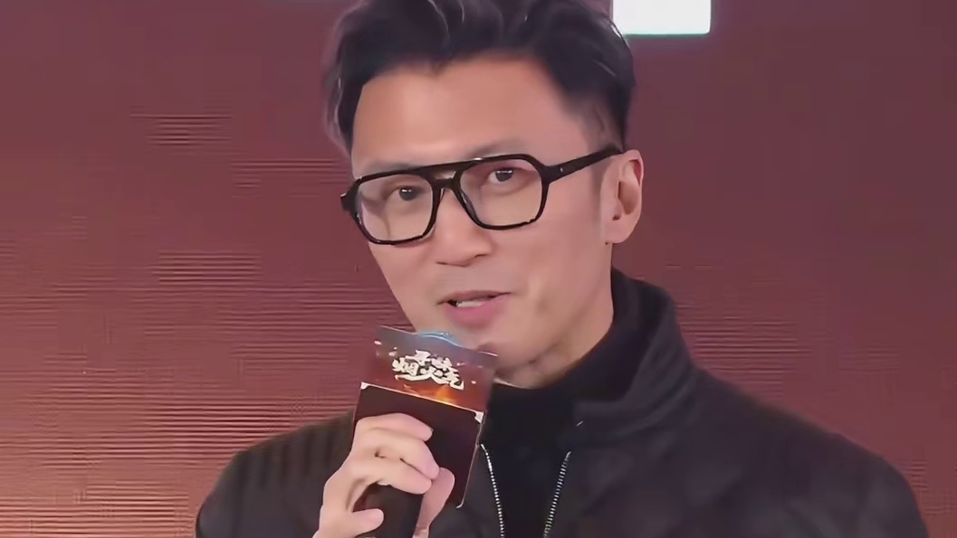 我愿称谢霆锋为古希腊掌管烟火小店的神！