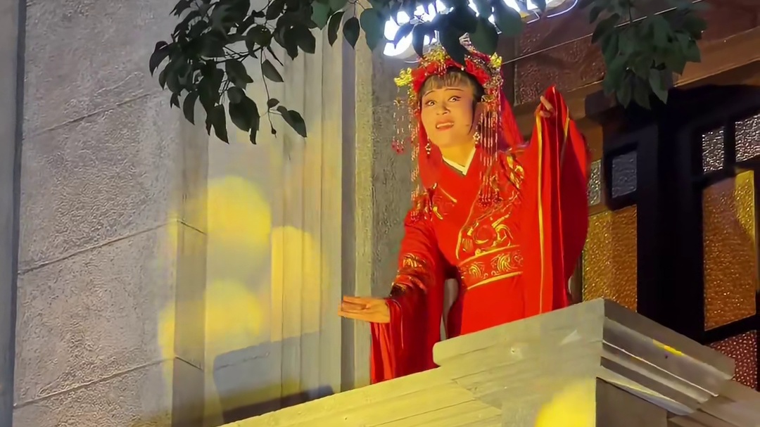 杭州是懂惊喜的，清河坊阳台音乐会每月都有！昨晚是越剧和歌曲表演，在星巴克那个转角，之后会在清河坊别的