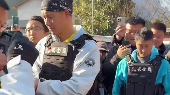 尊重赛事规则，不要抱有侥幸心理，大大方方做成腰带都行，没必要这样，老中医红牌罚退！