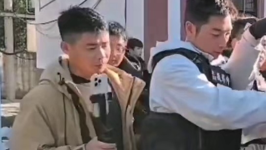 荒野求生老中医违规，在检查中被安全员发现。红牌罚下，目前场上选手13人。