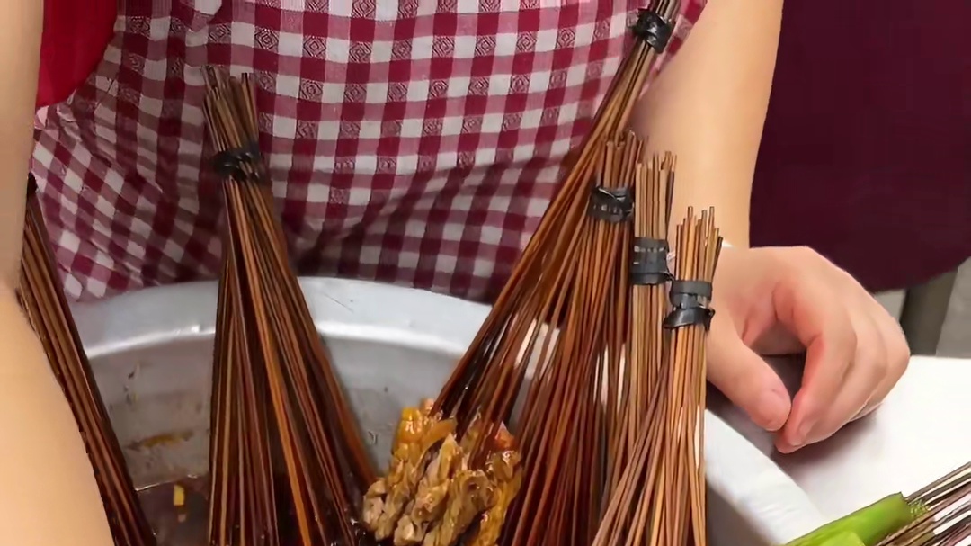 今天来小学门口看看我能找到多少好吃的