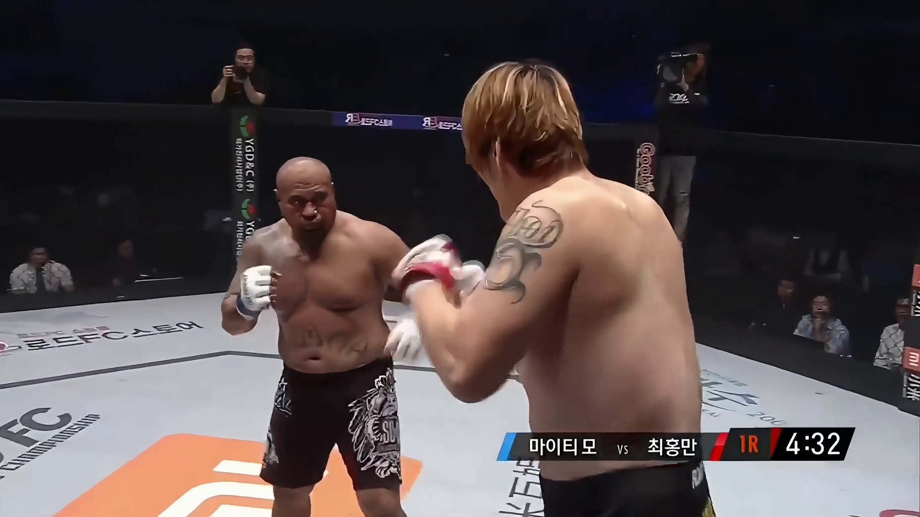 韩国巨人崔洪万最惨一战！被对手重拳残暴KO，遍体鳞伤的瘫坐在地