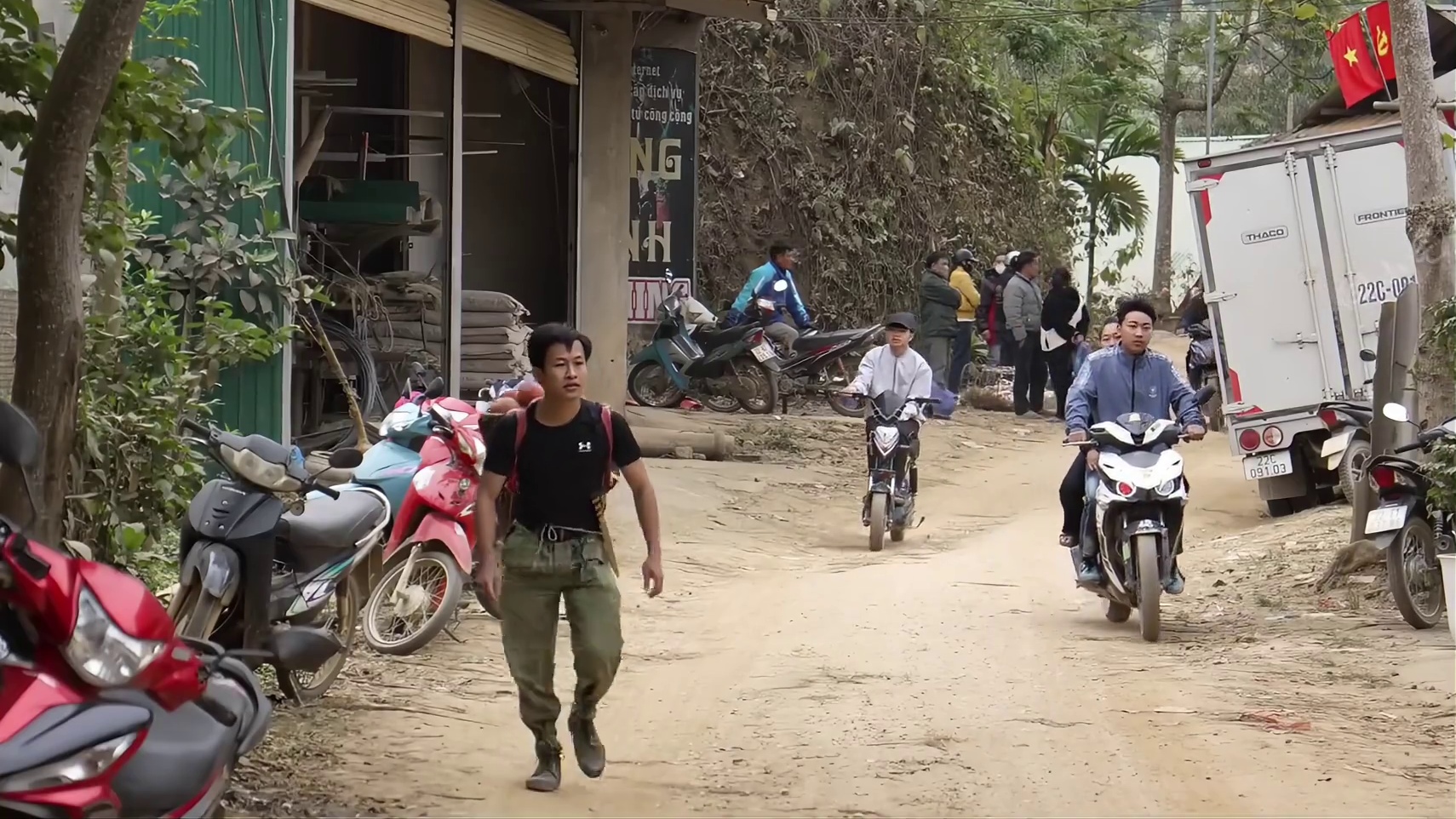 野外建造:男人开局只有一人一狗，用一把斧子打造出世外桃源！