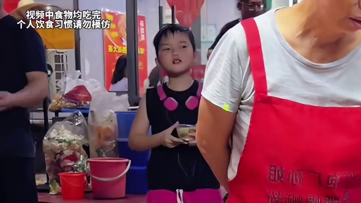 柳州“辣王”竟然还要加3斤朝天椒轻松拿走7箱螺蛳粉