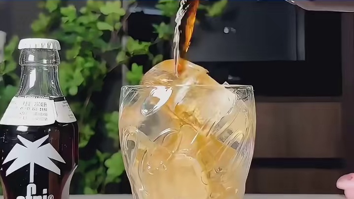 把碳酸饮料放冷冻层和制作了一个炸弹有什么区别？