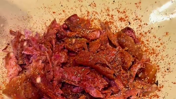 街边偶遇手撕烤鸭 香迷糊了