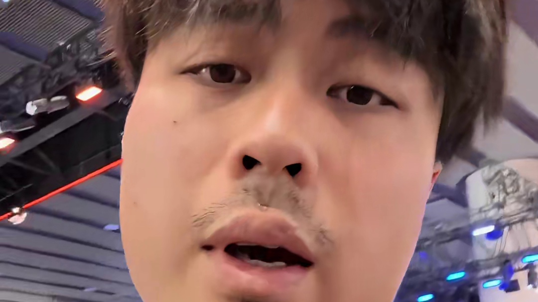 广州车展上的摩托车长城S2000墨砚版开启预售！ 这小姐姐的穿搭很符合这车的气质了