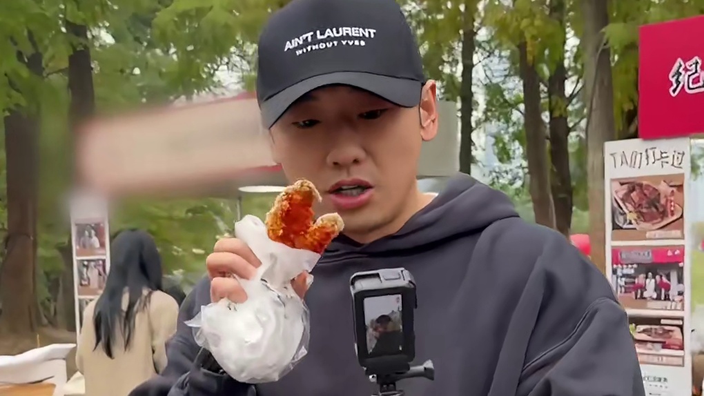 逛着成都吃着美食，转角遇见明星本尊