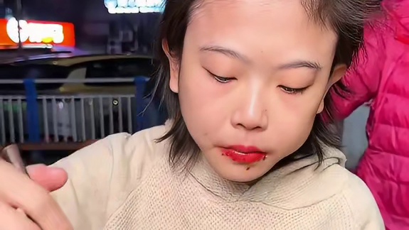 看着像小学生的妹妹（已成年）来挑战1斤面1斤米线，居然才吃了个半饱，准备接着再挑战2斤！天