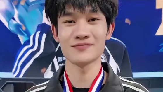 孤胆即豪杰，少年的路还在继续，这一刻冠军的荣耀只属于你！恭喜RSG.风仔.KS获得秋季赛单项冠军赛个