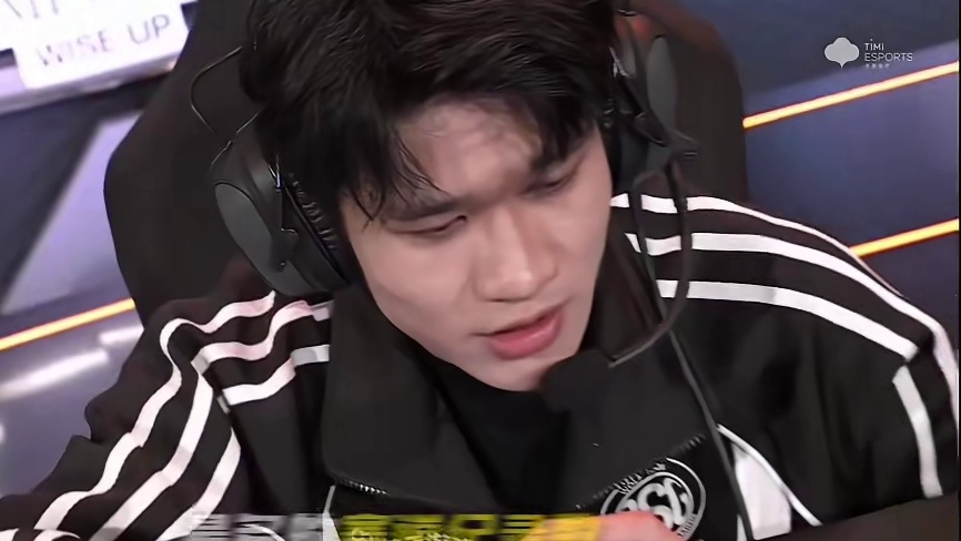 2025年，属于风的故事翻越过山峰，亦到过低谷，一路的颠沛流离，少年从未止步，因为他坚