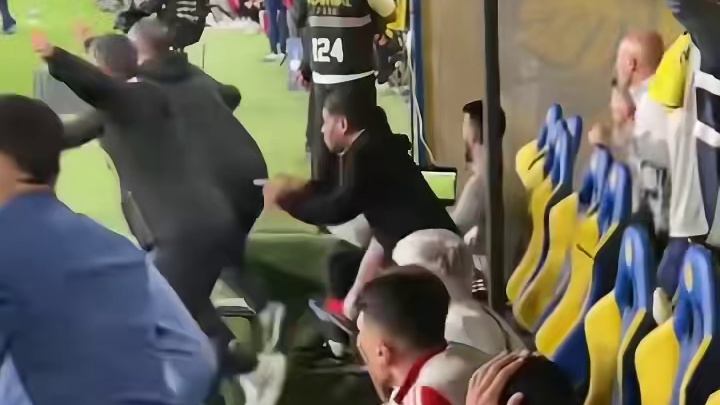 难以置信！当替补席队友看到C罗倒钩破门后的反应，不敢想象这是40岁的C罗，马内及队友为其欢呼鼓掌