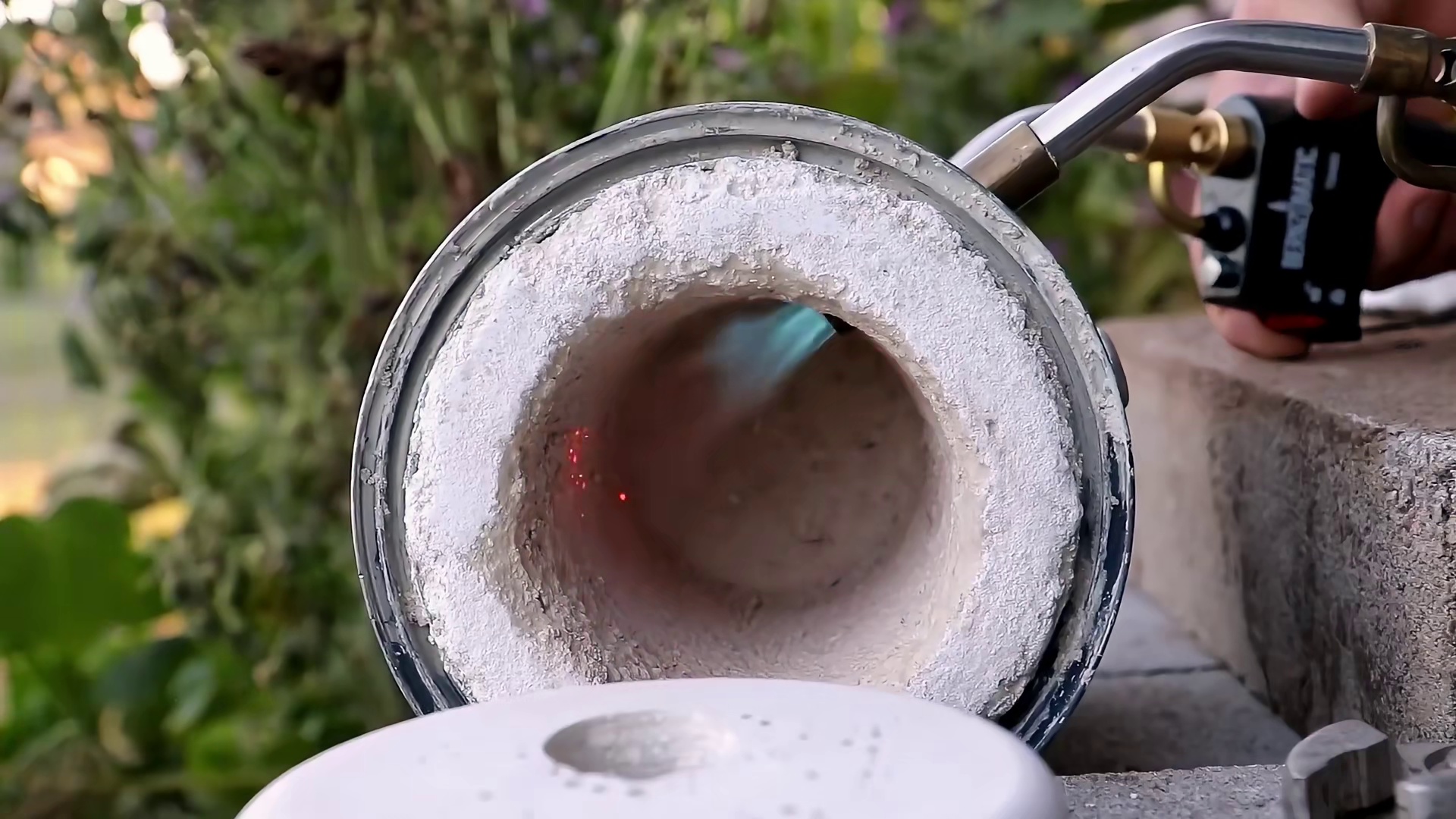 从土里刨出的废铁，到寒光闪闪的利刃，这场脱胎换骨的旅程看得我目瞪口呆！