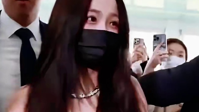 虞书欣被韩式顶流礼遇惊得不知所措