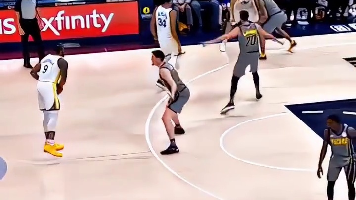 库里看到汤普森爆扣。激动的滑倒了 太搞笑了