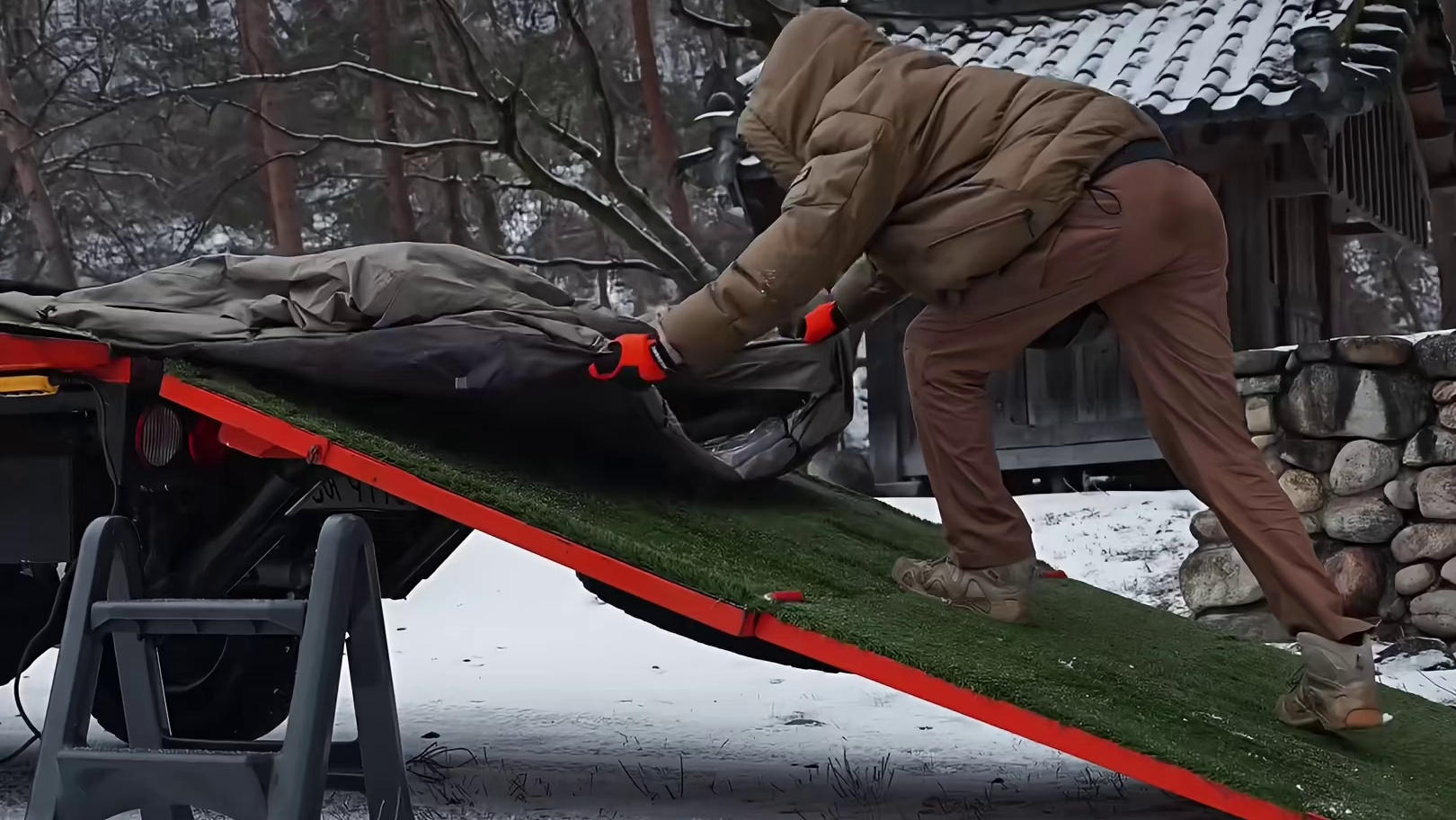 第1集：男人驾驶小卡车，在车尾搭建露营帐篷，在雪地中露营过夜