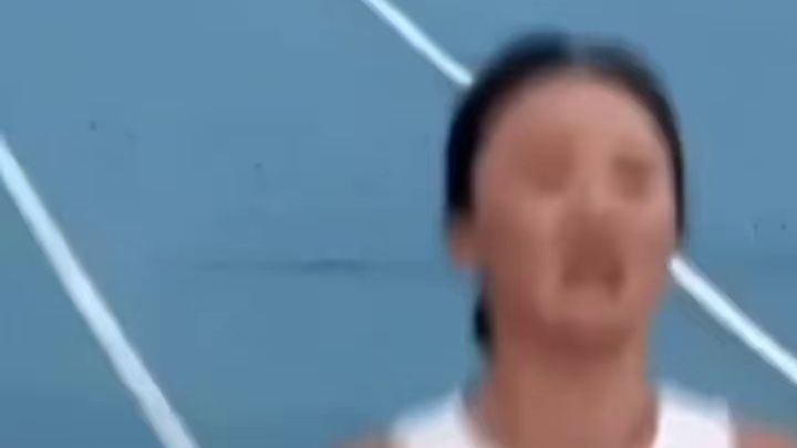 韩国马拉松比赛女选手冲线后被教练立马盖毛毯！随后女选手一把推开教练，引发争议！