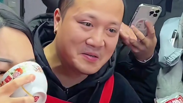 百万网红康不饱VS张张吃不饱轻松拿走15箱！