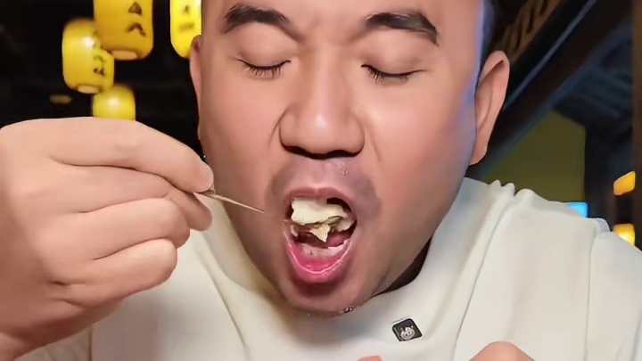 广州吃浙江衢州菜，包子很大，杂鱼很鲜，青番茄腊肉都是鲜辣菜